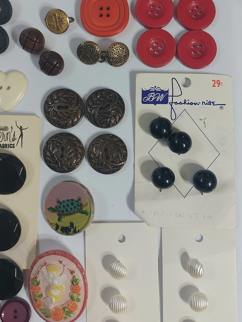 Assorted Vintage Buttons Lot - Black, Red, Pink, Gold, Cream - Picture 2 of 9